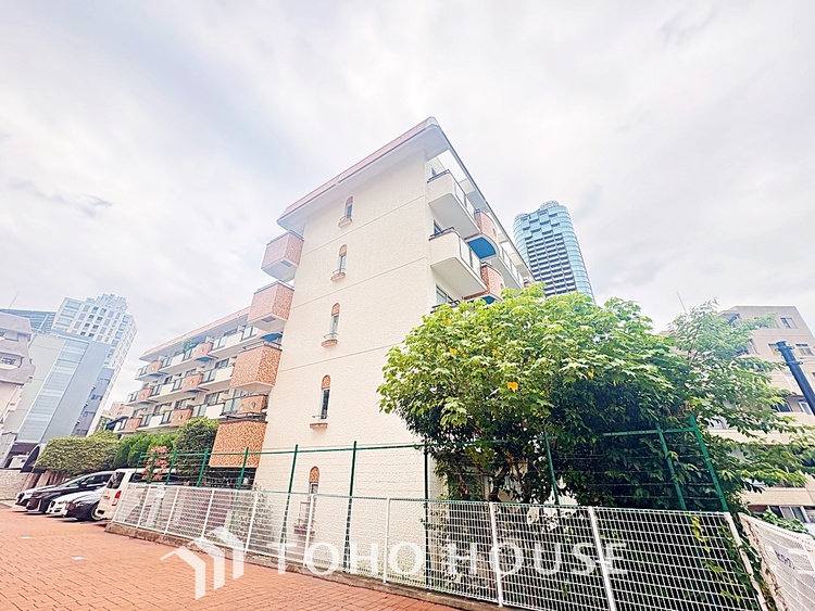 駐車場 【ROOM】感性を育むプライベートルームはシンプルでスマートな空間。好みの空間で読書をしたり、音楽を聞いたりと一人の時間も充実したものにできます。