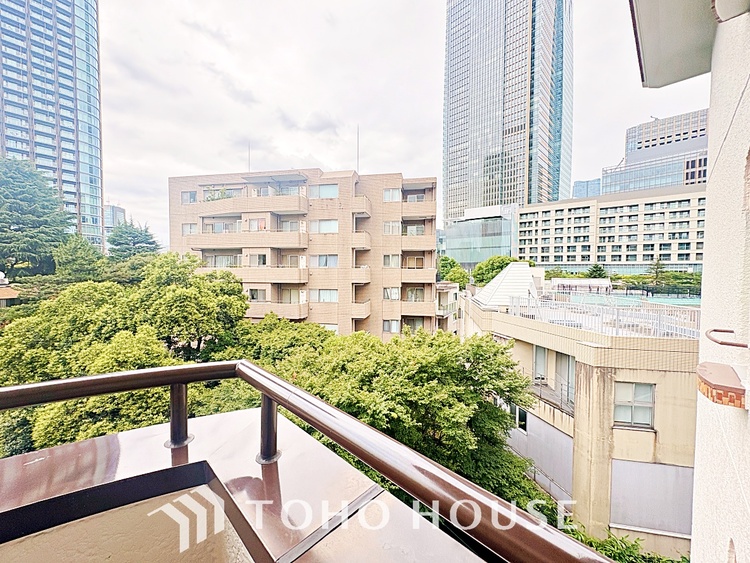 その他 気持ちの良い朝をつくりだし、夕方には笑顔を取り戻させてくれるミラー。パウダールームはいつでも本来の自分を取り戻せる空間。明るく仕上げてあります。