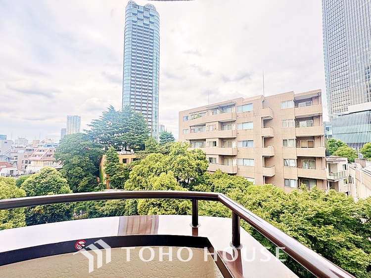 その他 【浴室】《一日の疲れを落としてくれる場所は、落ち着く場所でなければならない》　高級感溢れるカラーと大きさ・柔らかな曲線で構成された半身浴も楽しめるバスタブが心地よさをもたらします。