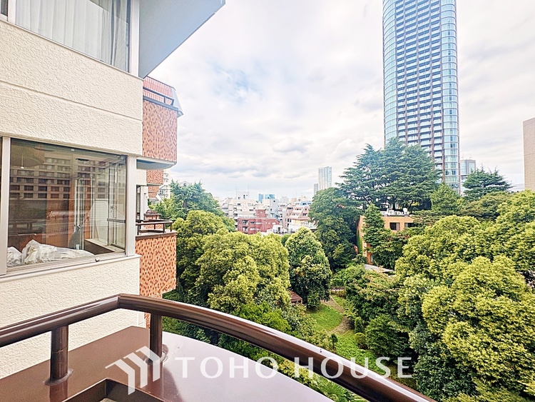 バルコニー 清潔感あるホワイト調のクロスと温もり溢れるモダンカラーの床材が見事に調和した本邸宅は、毎日の生活を少しでも快適に過ごして頂ける様に落ち着いた雰囲気作りから行っています。