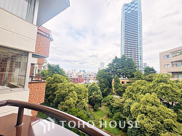 その他 ここはみんなが集い、食事と楽しい会話が始まる場所。話に夢中になりすぎて、ついつい時を忘れ、夜半過ぎになってしまう。そんな束の間の幸せを感じさせてくれます。