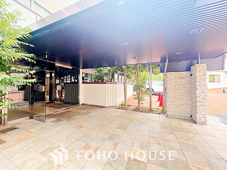 エントランス キッチンは家族の絆を育む大切な空間。シンプルで使い易いシステムキッチンで愉しく作る料理は愛情のある美味しいご馳走に。家族で使えるダイニングキッチンです。