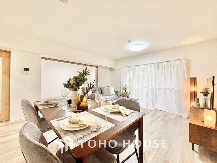 内装 【Cool wind】◆窓を開けると◆冷涼な風、そよぐリビング。だんらんの場所はここから始まり、ここで終わる。家族の笑顔が集う素敵な場所だから、こだわり抜いた思いが詰まっているのだと思う。