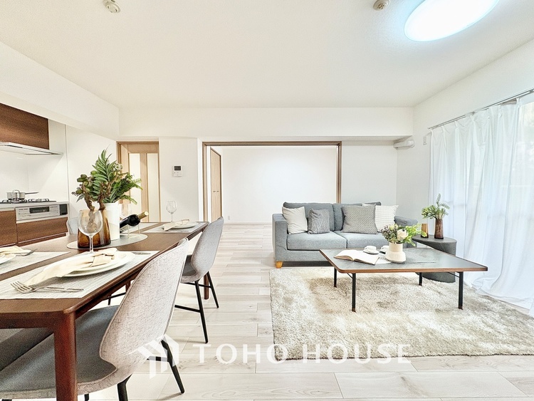 内装 ◆サンサンと◆差し込む太陽の光がこのリビングに笑いをもたらす。