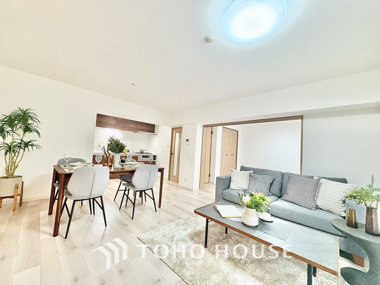 内装 ◆サンサンと◆差し込む太陽の光がこのリビングに笑いをもたらす。