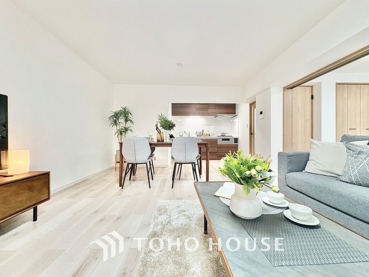 内装 ◆サンサンと◆差し込む太陽の光がこのリビングに笑いをもたらす。