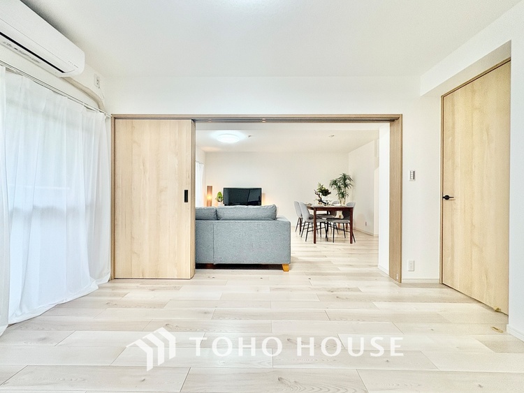 内装 ◆時を忘れる場所◆ここにはみんなが集い、食事と楽しい会話が始まる。話に夢中になりすぎて、ついつい時を忘れ夜半過ぎになってしまう。そんな束の間の幸せを感じさせてくれる場所でありたい。