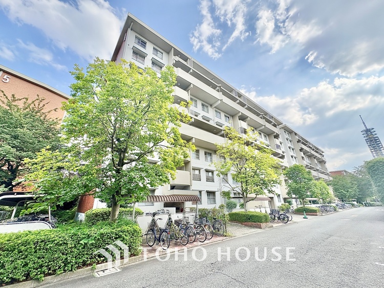 外観 【Entrance of your life】明るい玄関が家族を迎え入れる。今日はどんな一日が待っているんだろう。皆どんな一日を終えて帰ってくるんだろう。