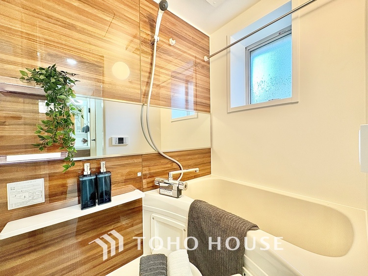 風呂 【Bathroom makes you free】疲れを翌日に残さない。そのための広々としたお風呂。足を伸ばしてさあ浸かろう。