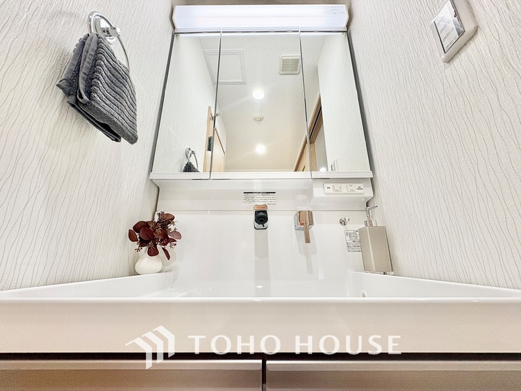 洗面 【Powderroom】広く使い勝手のよい空間と設備で演出。シンプルな使いやすさだけでなくたっぷりの収納力も実現。