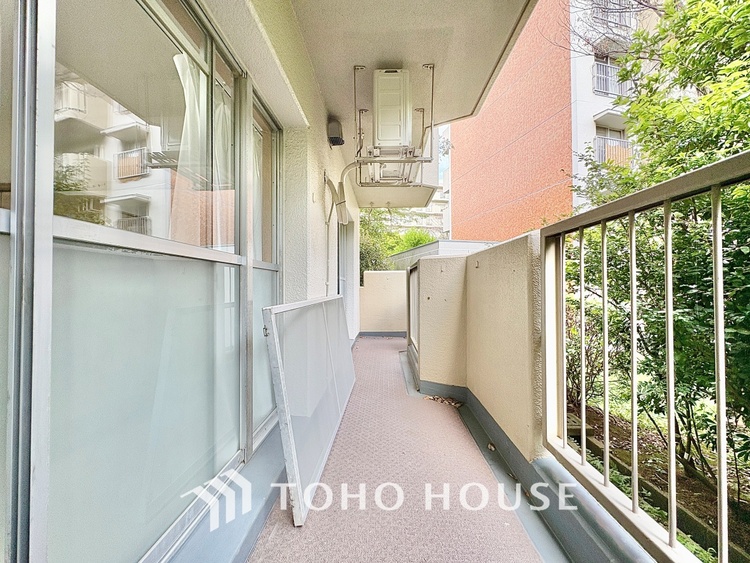 バルコニー 【the view of the sunlight】日差しと景色を取り入れつつ、プライベートな空間を演出するバルコニー