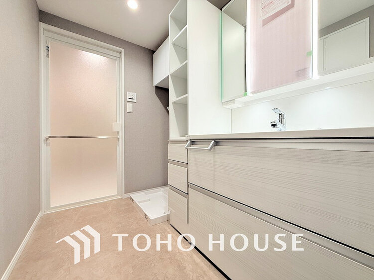 洗面 白を基調とした洗面台。身だしなみを整えやすく収納量も良好です