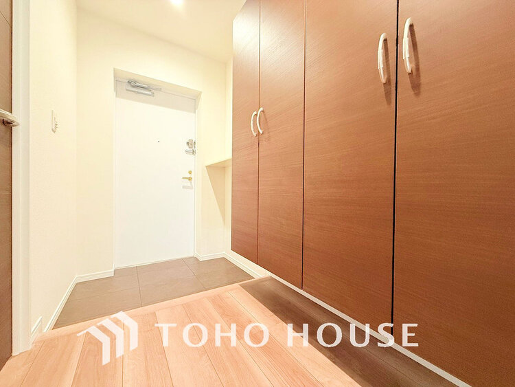 玄関 落ち着いた雰囲気の玄関、家族の帰りを暖かく迎えてくれます