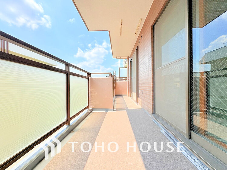 バルコニー 日当たりの良いバルコニーで晴れの日の洗濯物も楽しみになりますね