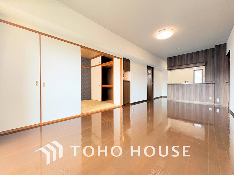 内装 上質な時間を育む暮らしのメインステージ。寛ぎとコミュニケーションを育む居心地のよい場所