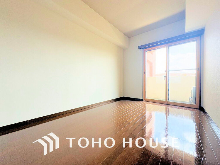 内装 採光もある洋室は、くつろぎのひと時を過ごすのにぴったり