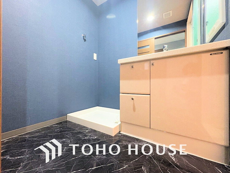 洗面 白を基調とした清潔感のある洗面室で朝の身支度を