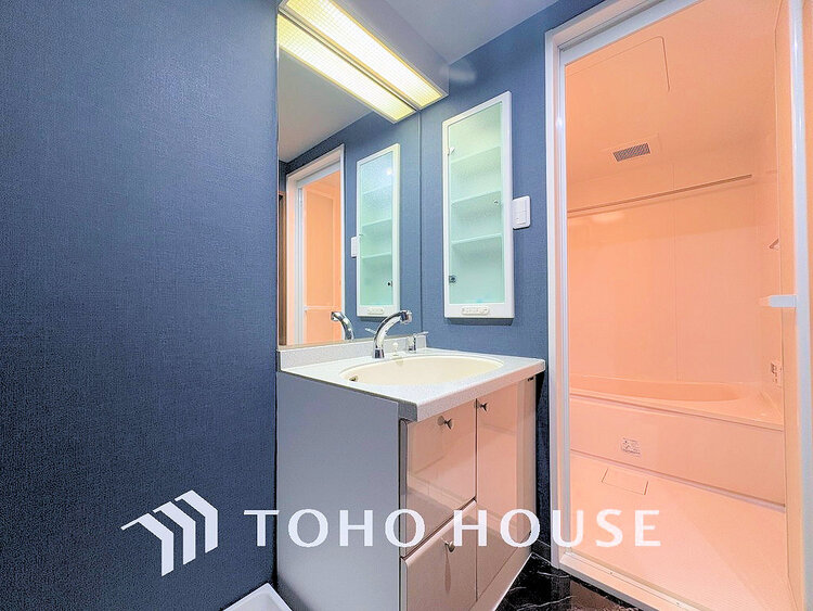 洗面 落ち着きのある色合いでまとめられた洗面室