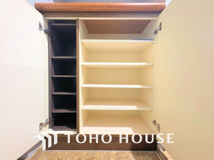 玄関 天井まである玄関収納はご家族分の履物も余裕で収納可能