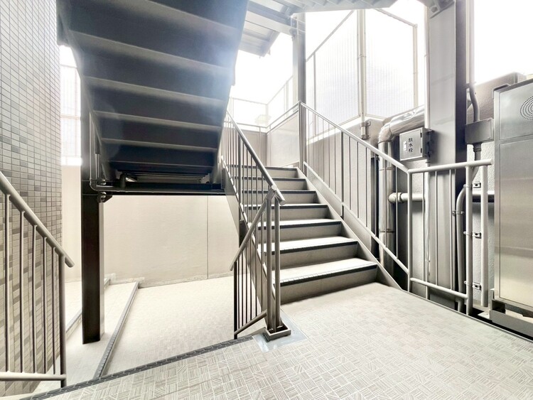その他 共用部の階段です。明るく清潔に管理されています。