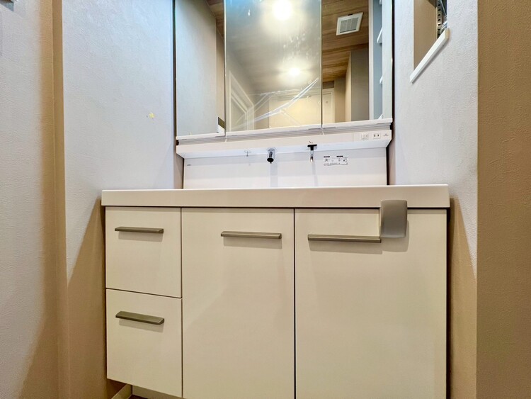 その他 清潔感を感じられる洗面化粧台。