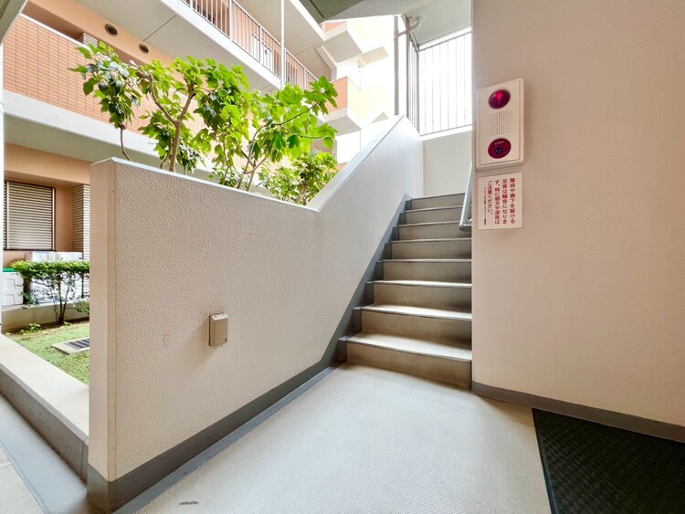 その他 共用部の階段です。明るく清潔に管理されています。