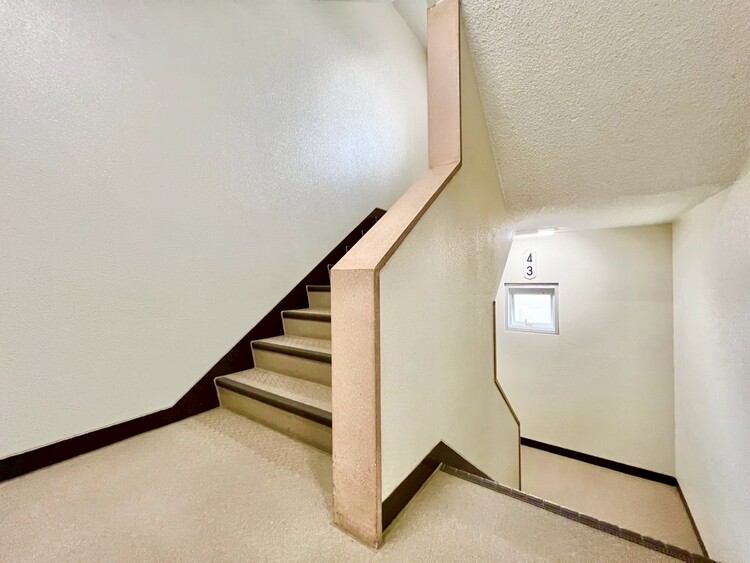 その他 共用部の階段です。明るく清潔に管理されています。