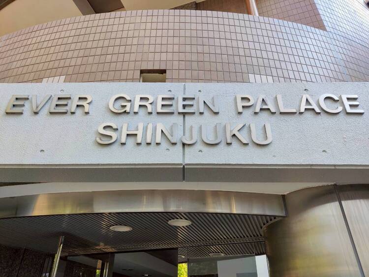 外観 スタイリッシュなエンブレム。お洒落なマンションは入り口から。