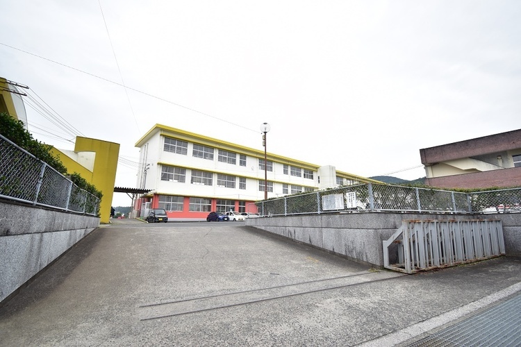 周辺 南指宿中学校【指宿市立南指宿中学校】指宿市十二町にある中学校です 徒歩 約10分（約800m）