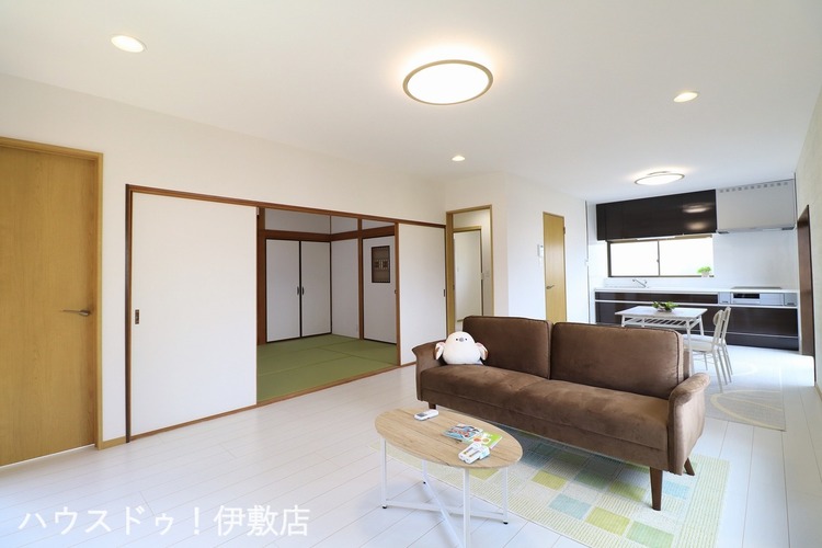 居間 【リビング】リビング16帖と和室6帖の合わせて22帖の広々とした空間！家族でゆっくり過ごせそうですね