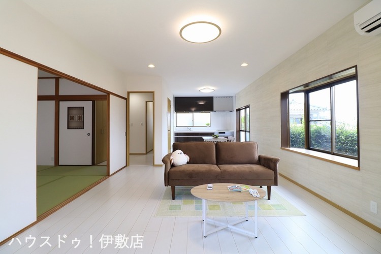 居間 【リビング】白を基調とした室内で清潔感と開放感があります！白いクロスを使用しており、お部屋全体が明るくなります