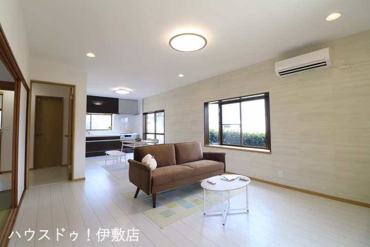 居間 【リビング】開放感あふれるLDKは自然光がたっぷり。モダンなキッチンと居心地の良いリビングで快適な暮らしを。エアコン完備で一年中快適です。