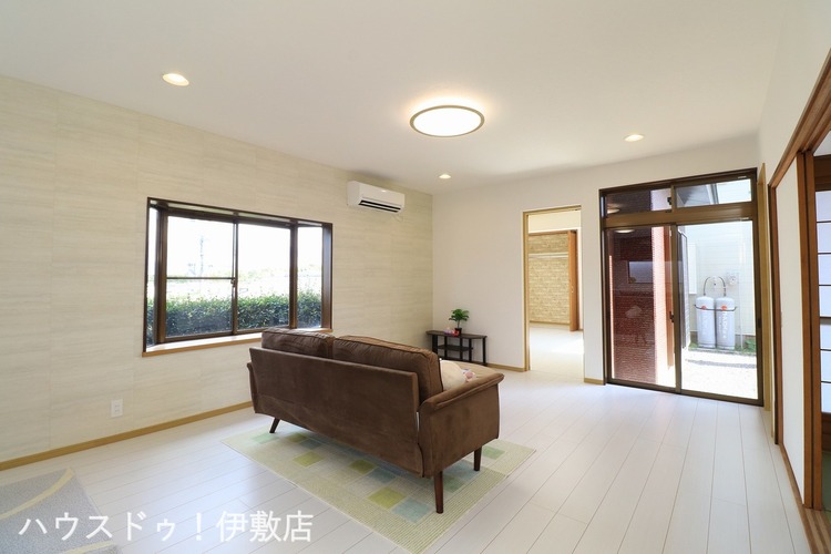 居間 【リビング】明るく広々としたリビング！窓が多く採光と風通しの良い室内が魅力的です。