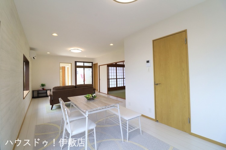 居間 【リビング】南庭への出入りもしやすい間取り◎大きな掃き出し窓なので、たくさんの陽を取り込むことができますね