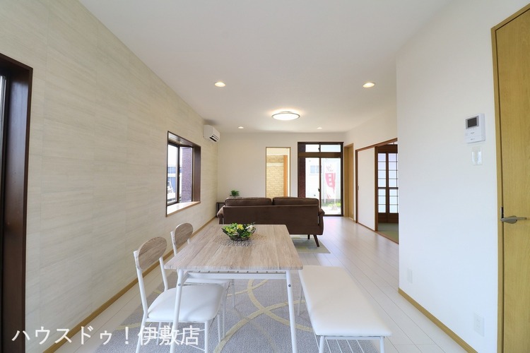 居間 【リビング】洋室9.5帖と和室6帖が隣接していますが、ドアがあるため空間に仕切り感があり落ち着いて過ごせそうです。