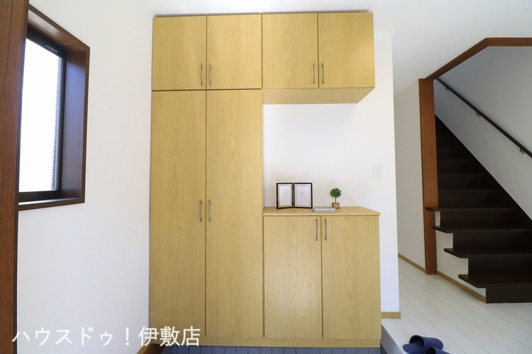 玄関 【玄関】玄関には大きなシューズボックス！家族みんなの靴が収納可能です！