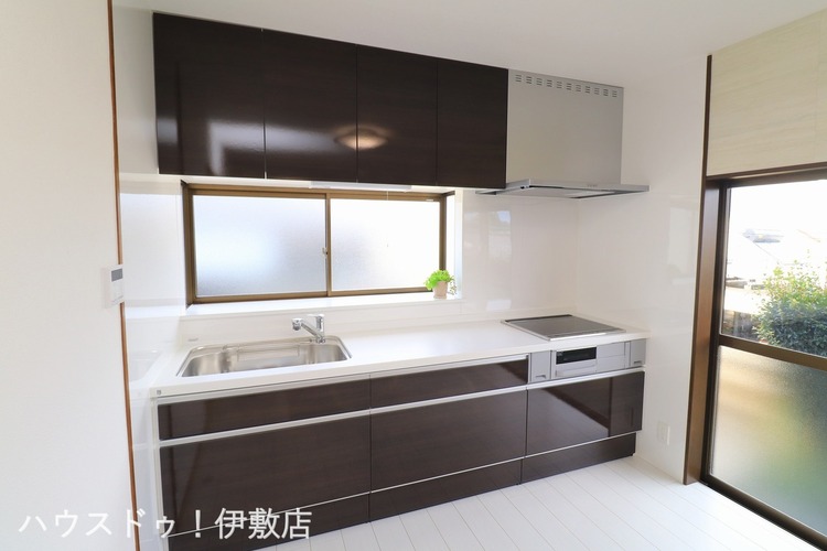 キッチン 【キッチン】窓付きのキッチンで明るいです！吊戸棚付きで収納力もあり、使いやすいキッチンです！