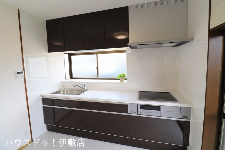 キッチン 【キッチン】人造大理石のワークトップもゆとりがあり、お子様と一緒にお菓子作りも楽しめそうです。スライド収納は広々としているので大きなお鍋やこだわりの調理グッズもたくさん収納することができます。