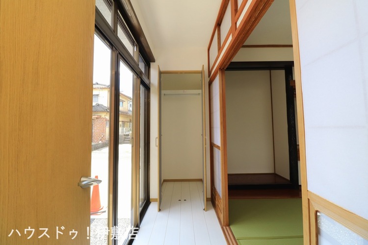 内装 【広縁】収納付きの広縁！リビング側にもつながっており、和室にお客様が居ても、出し入れ可能です