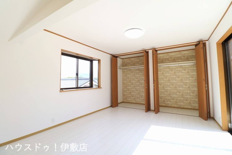 内装 【1F洋室9.5帖】1Fに広々とした洋室付き！主寝室としても使用可能です！広々としたクローゼットも2ケ所付きです！