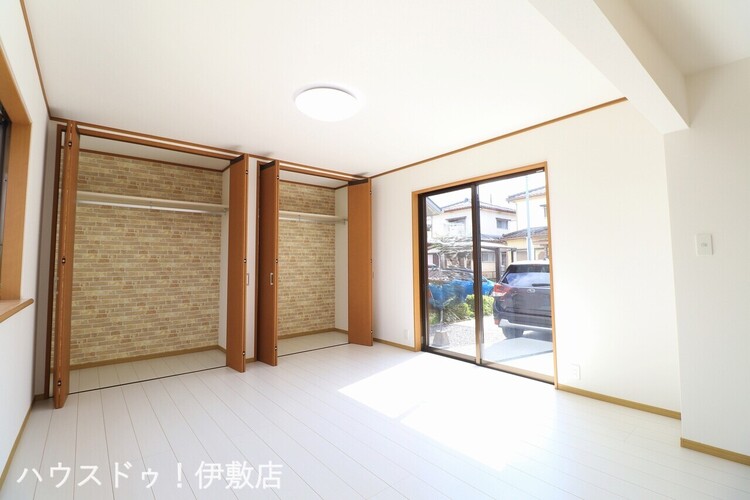 内装 【1F洋室9.5帖】東側と西側の2方向に窓があり、明るい洋室です！