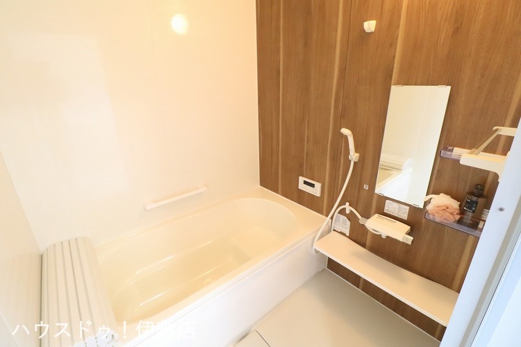 風呂 【浴室】木目調パネルが美しいモダンな浴室。ゆったりとした浴槽で一日の疲れを癒せます。清潔感のある洗い場で快適なバスタイムを