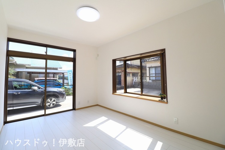 内装 【1F洋室8帖】南側と西側に窓があり、1日を通して明るい洋室です！