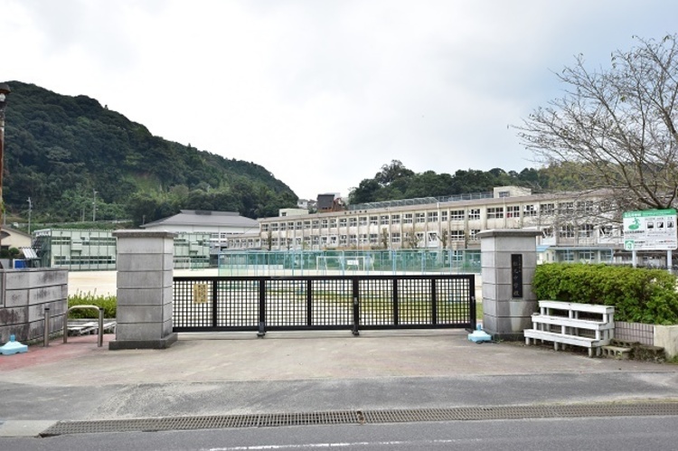 周辺 松元中学校【鹿児島市立松元中学校】は、上谷口町に位置する1947年創立の中学校です。令和3年度の生徒数は716人で、21クラスあります。校訓は「向学・進取・希望」です。 徒歩 約52分（約4100m）