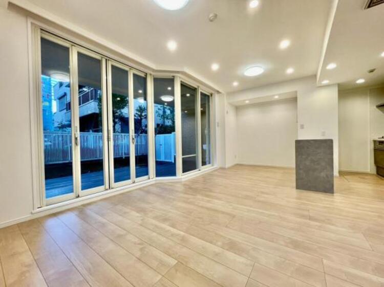 居間 室内にたっぷりと光が差し込む、快適なリビングです。