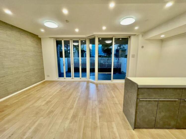 居間 落ち着いた色合いの内装で、居心地の良い空間を演出。