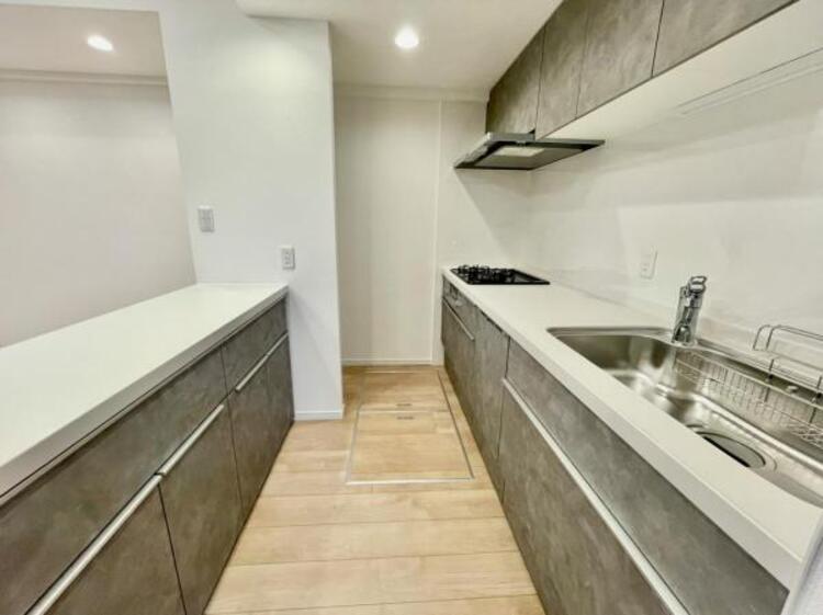 キッチン 収納スペースが豊富で、調理器具や食材もスッキリ片付きます。