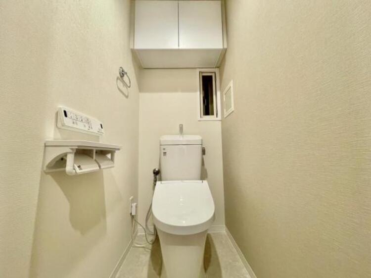 トイレ 収納付きで、トイレットペーパーや掃除道具もすっきり収納できます。