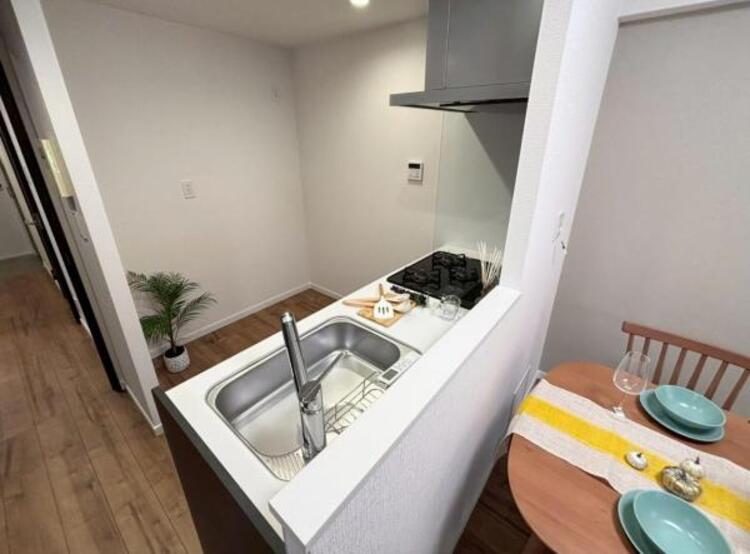 キッチン 広々とした対面式キッチンスペース。食洗機と浄水器が付き、収納力もあるキッチンはお料理が捗ります。