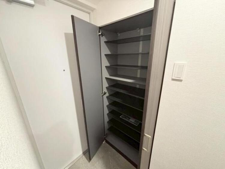収納 クローゼットには棚やハンガーパイプが備えられているので、大切なお洋服にしわを付けずにそのまましまうことが出来ます。